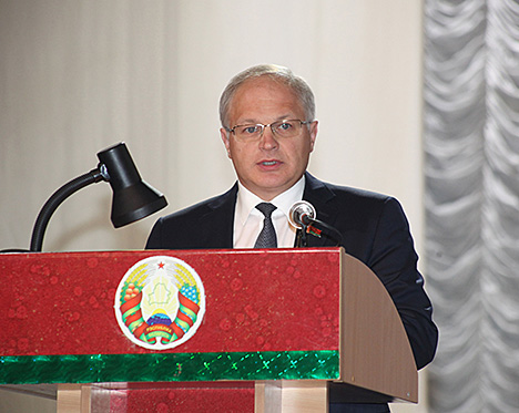 выступает начальник управления здравоохранения облисполкома Юрий Деркач