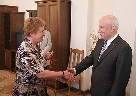 Chairperson of the Belarusian Central Election Commission Lidia Yermoshina has presented an international observer card to Chairman of the CIS Executive Committee, CIS Executive Secretary Sergei Lebedev