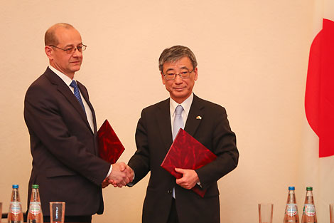 Документы о грантовой помощи подписали главный врач Ивановской центральной районной больницы Юрий Ильющенков и посол Японии в Республике Беларусь Хироки Токунага