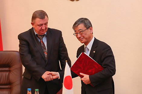 Документы о грантовой помощи подписали главный врач Кормянской центральной районной больницы Валерий Маевский и посол Японии в Республике Беларусь Хироки Токунага