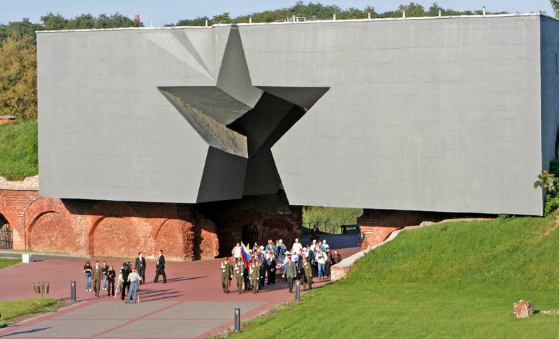 Мемориал начинается с монументального главного входа в виде огромной звезды, прорезанной в бетонном блоке