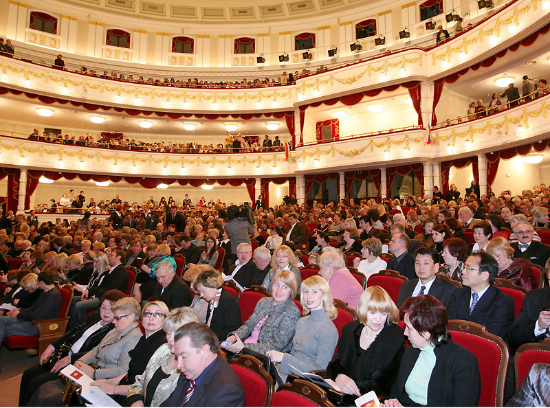 Зрители Национального академического Большого театра оперы и балета