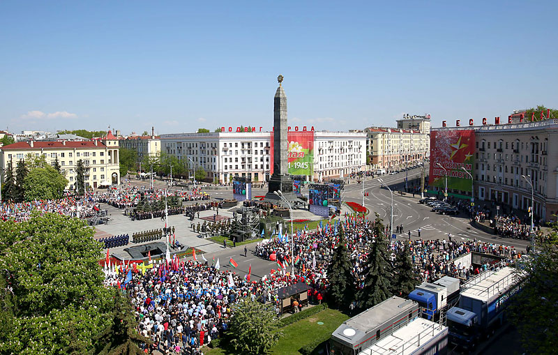 Праздничный день 9 мая на площади Победы