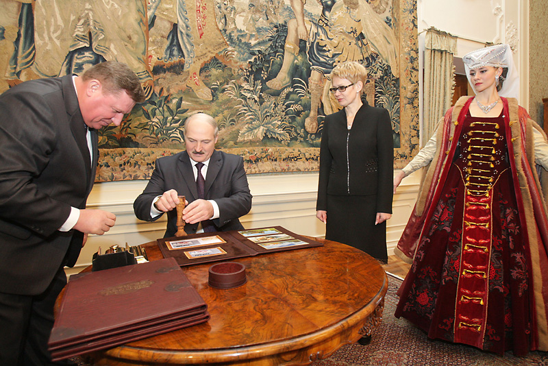 President of Belarus visits Mir Castle after renovations