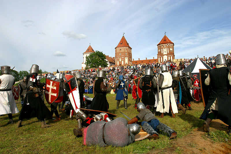 Рыцарскія баі каля сцен Мірскага замка
