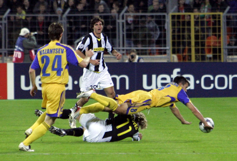 BATE vs Juventus. Aleksandr Valadzko and Pavel Nedved