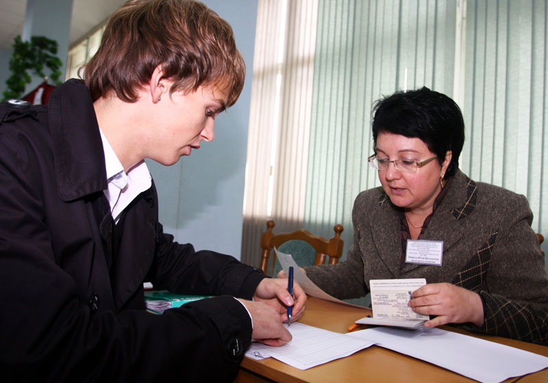 A voter receives a ballot in Mogilev, 2008