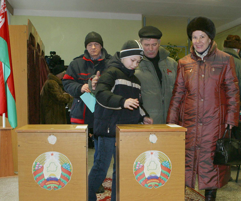 Белорусская традиция: ходить на выборы всей семьей и давать возможность детям бросить бюллетень в урну