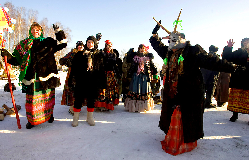 Folk ritual Pull the Kolyada Up the Oak
