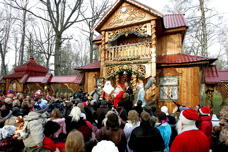 The Belarusian Father Frost and the Finnish Santa Claus meet in Belovezhskaya Pushcha (2006)
