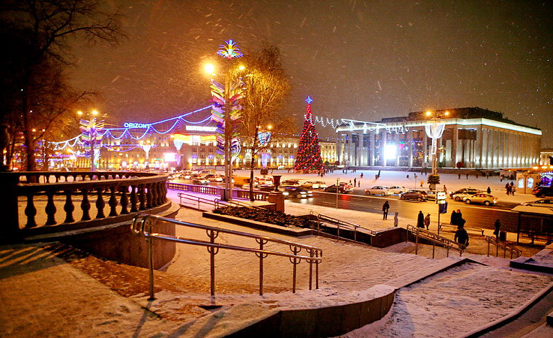Nezavisimosti Avenue and Oktyabrskaya Square on New Year’s Eve