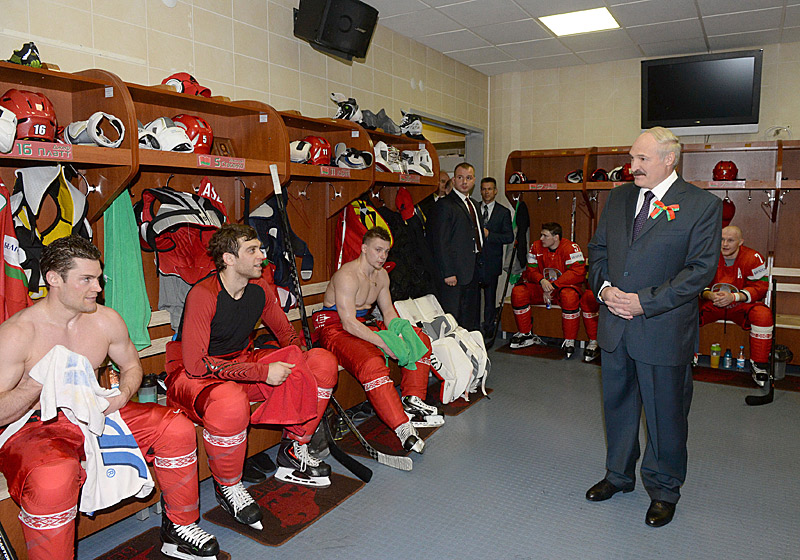 Александр Лукашенко с хоккеистами белорусской сборной в день открытия чемпионата - 9 мая 2014 года