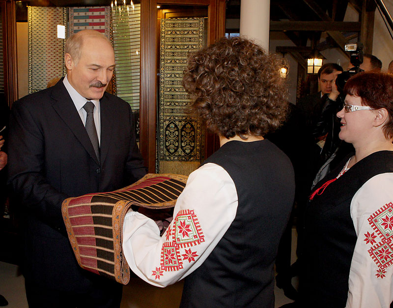 The Slutsk Belts Company gave the first belt, a complete copy of the original historical masterpiece, to Belarusian President  Alexander Lukashenko