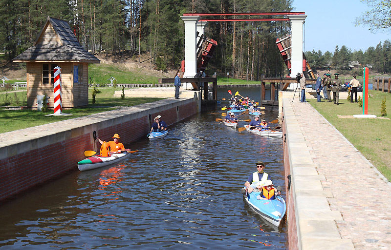 国际皮艇漂流通过八月运河白俄罗斯河段。