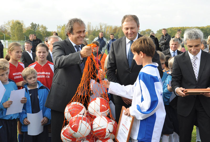 欧洲足球协会联盟主席米歇尔•普拉季尼和白俄罗斯副总理谢尔盖•鲁马斯为在儿童足球联赛获胜者颁奖