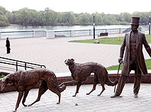 索日河沿岸街上的“与猎犬走路”雕塑组成