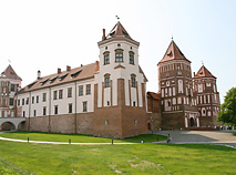 Mir Castle in spring