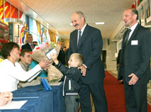 Президент Беларуси Александр Лукашенко с младшим сыном Николаем на избирательном участке, Минск, 2008
