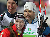 Darya Domracheva and Ole Einar Bjoerndalen win the Mixed Relay silver at the 2019 Legends Race