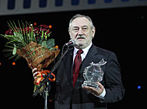 Bogdan Stupka was awarded a special prize of the President of Belarus “For preserving and promoting spiritual traditions in cinema art”
at the Minsk International Film Festival Listapad-2009