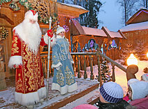 Дед Мороз и Снегурочка встречают гостей в Беловежской пуще