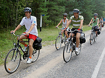 Велотуристы на пригородном шоссе