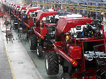 “戈梅利农业机械厂”组装联合收割机