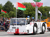 Экатранспарт, суперкран, цягач самалётаў і іншыя навінкі прамысловасці: парад грамадзянскай тэхнікі ў Дзень Незалежнасці Беларусі