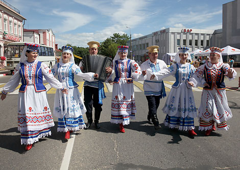 Guests from different countries attend Cherry Festival in Glubokoye