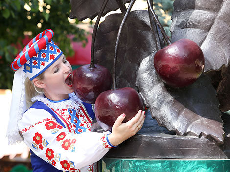 Glubokoye Cherry sculpture in the downtown is a favorite landmark among town residents and guests