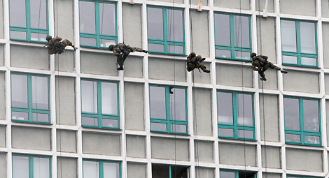 Paratroopers’ exhibition drill