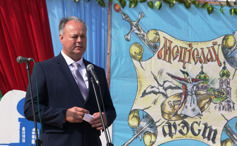 Chairman of the Mstislavl District Executive Committee Alexander Prokopov greets guests of the festival