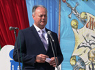 Chairman of the Mstislavl District Executive Committee Alexander Prokopov greets guests of the festival