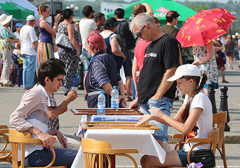 Minsk residents play backgammon