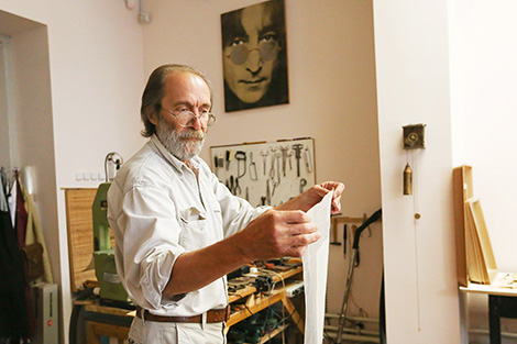 Мастер-реставратор по графике и старопечатной книге Андрей Крапивка