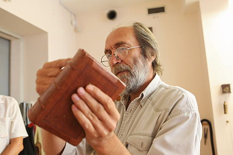 Мастер-реставратор по графике и старопечатной книге Андрей Крапивка