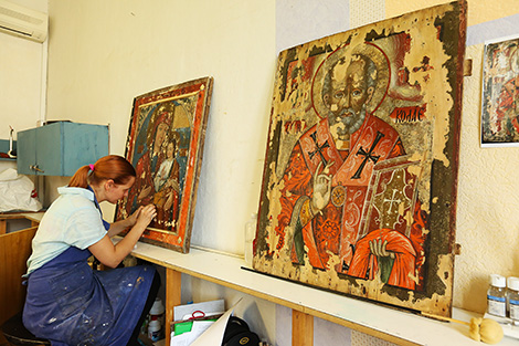 Реставратор Ольга Михайлова за работой 