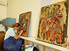 Реставратор Ольга Михайлова за работой 