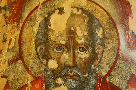 Реставратор Ольга Михайлова за работой 