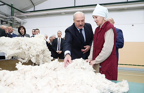 Belarus President Alexander Lukashenko on a tour of OAO Kamvol