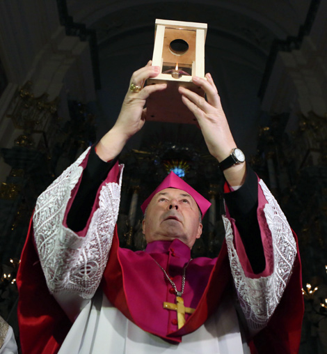 Bishop of the Grodno Catholic Diocese Aleksander Kaszkiewicz receives the Bethlehem light