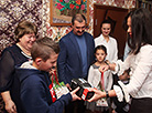 Виктор Лукашенко поздравил многодетную семью в Кличеве с Новым годом
