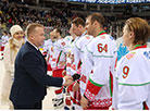 Belarus’ Sports and Tourism Minister Alexander Shamko presents the awards to the winners