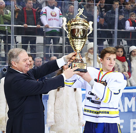 Старшыня Федэрацыі хакея Беларусі Сямён Шапіра ўручае кубак пераможцам турніру 