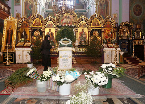 Christmas Eve: nuns and churchgoers decorate the church, Christmas trees and erect the Christmas crib