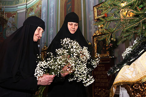 Рождественский сочельник: монахини и прихожане украшают храм, наряжают ёлки, устанавливают вертеп