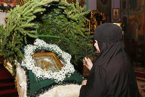 Christmas Eve: nuns and churchgoers decorate the church, Christmas trees and erect the Christmas crib