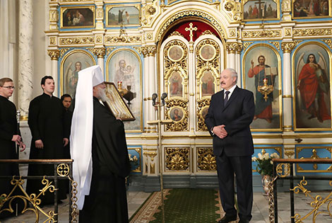 Президент Беларуси Александр Лукашенко зажег рождественскую свечу в Свято-Духовом кафедральном соборе Минска