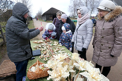 Коляды в Строчице: праздничная сервировка стола, мастер-класс по изготовлению оберегов из соломки