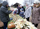 Коляды в Строчице: праздничная сервировка стола, мастер-класс по изготовлению оберегов из соломки